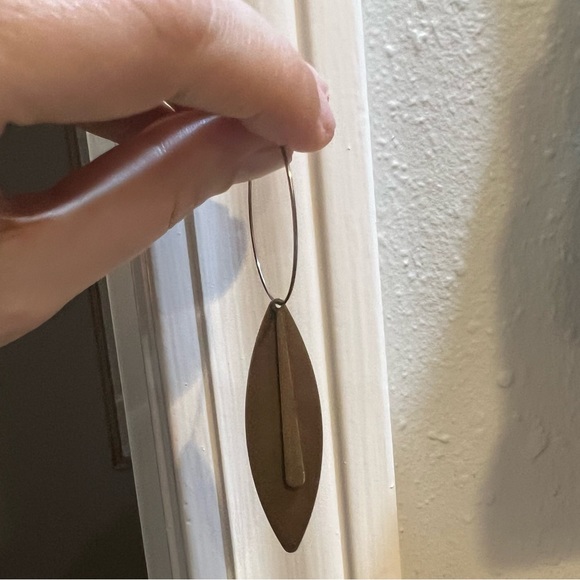 Lightweight brass teardrop hoop earrings - Picture 6 of 6